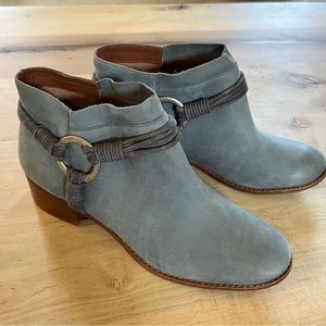 Bernardo dusty blue leather ankle boot dove suede, size 9 EUC